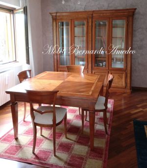 Libreria biblioteca da soggiorno o studio chiusa con ante realizzata in legno massello di noce stile classico intarsiata in ulivo